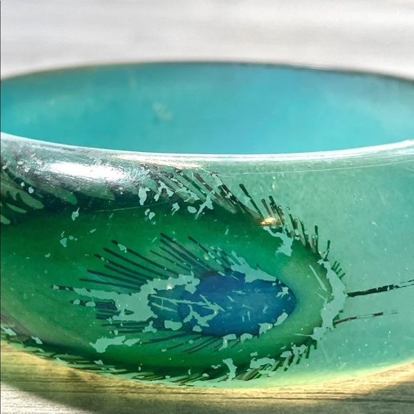 VTG 1960’s “PEACOCK” PERSPEX LUCITE CHUNKY BANGLE BRACELET w/ PAINTED DETAILS - Picture 7 of 12